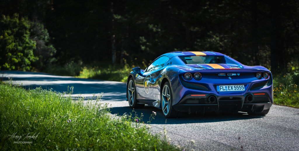 Sinine sportauto metsateel
